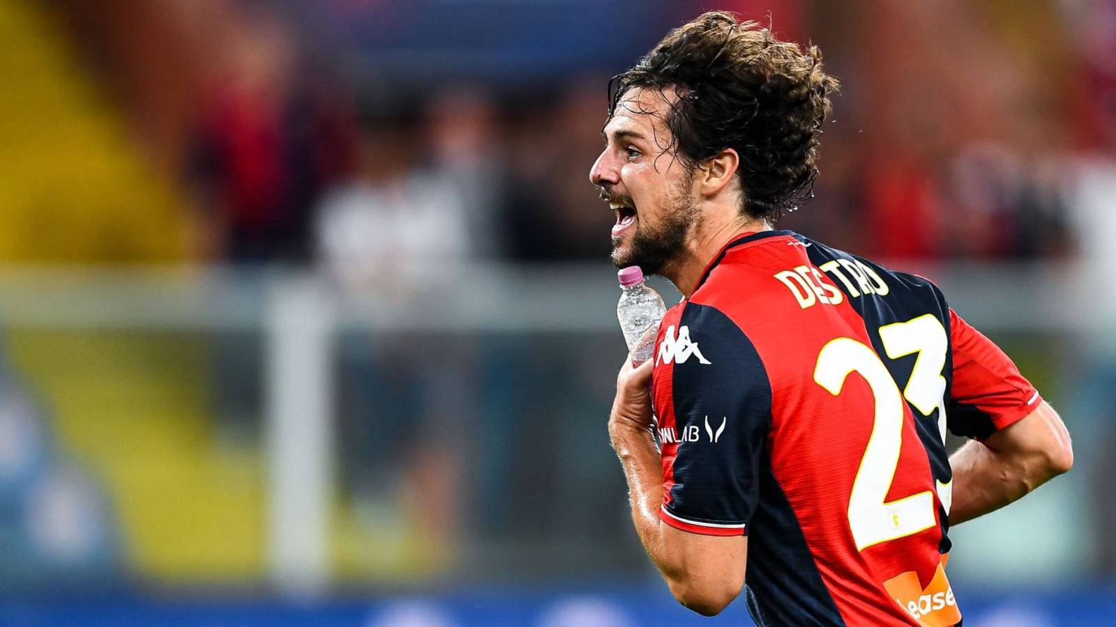 شاهد .. لاعب جنوى يسجل هدفا رائعا في فيرونا وهو يمسك بقارورة مياه (فيديو)