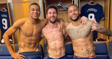 عمالقة سان جيرمان ..نيمار يحتفل بالفوز على مانشستر سيتي بصورة مع ميسي ومبابي