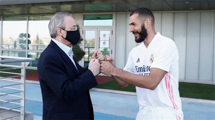 كريم بنزيما يتلقي تكريم خاص من ريال مدريد بعد الهدف الـ 200 فى الدورى الإسبانى