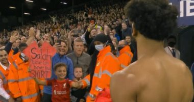 محمد صلاح يقدم قميصه هدية لطفل صغير عقب نهاية مواجهة ليدز (فيديو)