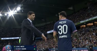 ميسي يرفض مصافحة مدرب باريس سان جيرمان بعد استبداله أمام ليون(فيديو)