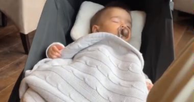أليسون بيكر أب شاطر.. حارس مرمى ليفربول يداعب طفله الرضيع قبل النوم (فيديو)
