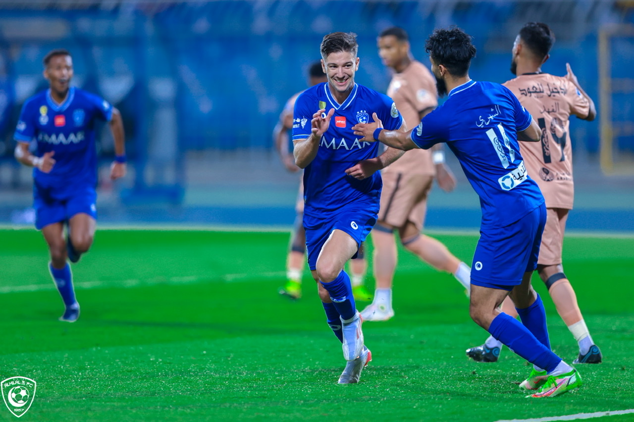 الهلال يخطف فوزا قاتلا على الرائد ويتقدم في ترتيب الدوري السعودي (فيديو)