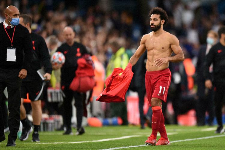 بيتسو موسيماني يكشف عن رد فعله على هدية محمد صلاح (صورة)