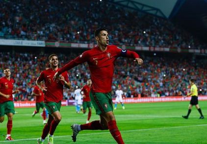 كريستيانو يعانق التاريخ في كأس العالم بـ4 أرقام مميزة … تأثر رونالدو بالدموع أثناء عزف النشيد الوطني للبرتغال