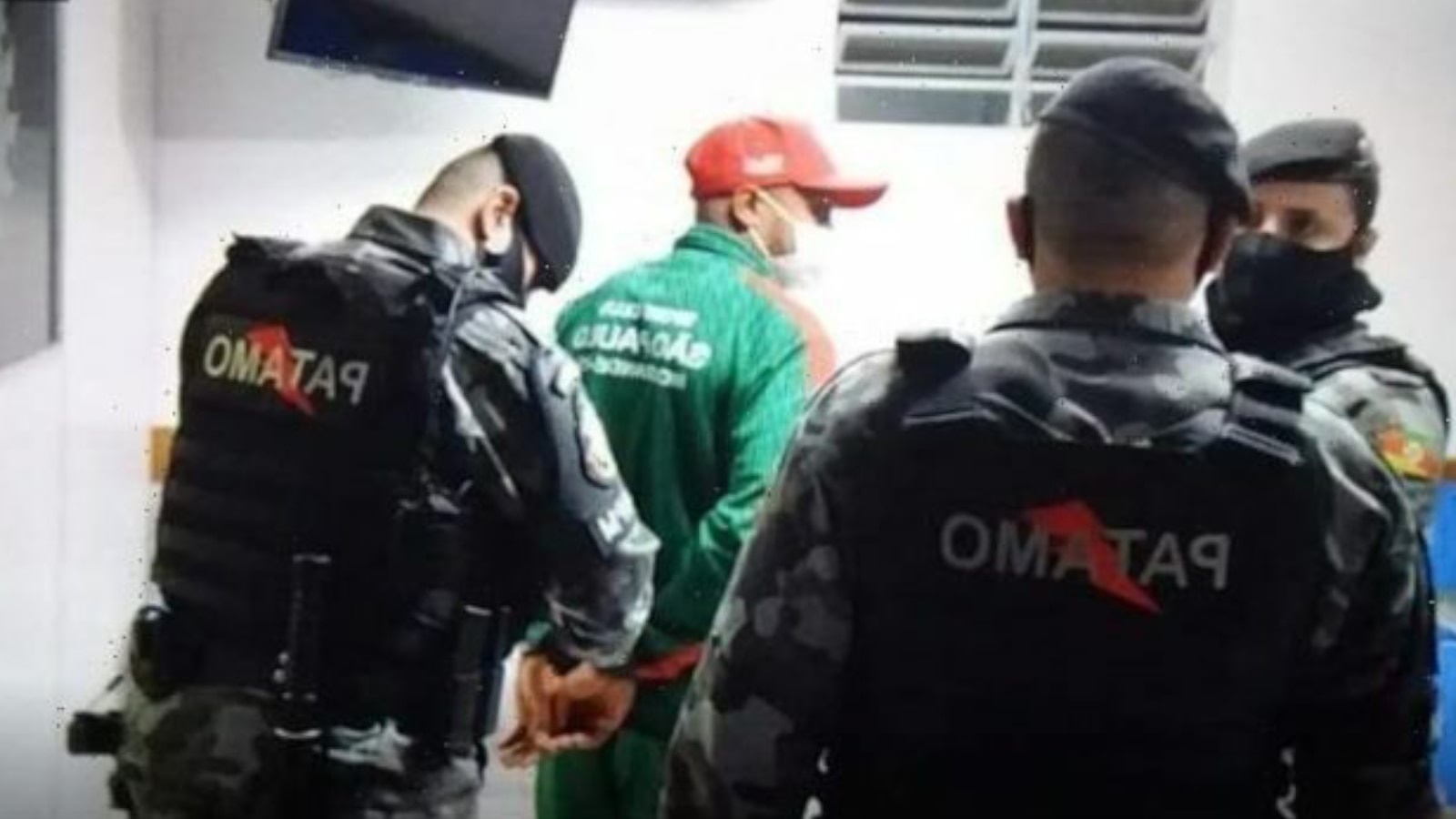 شاهد .. حبس لاعب برازيلي بعد اتهامه بالشروع في قتل حكم بالملعب (فيديو)