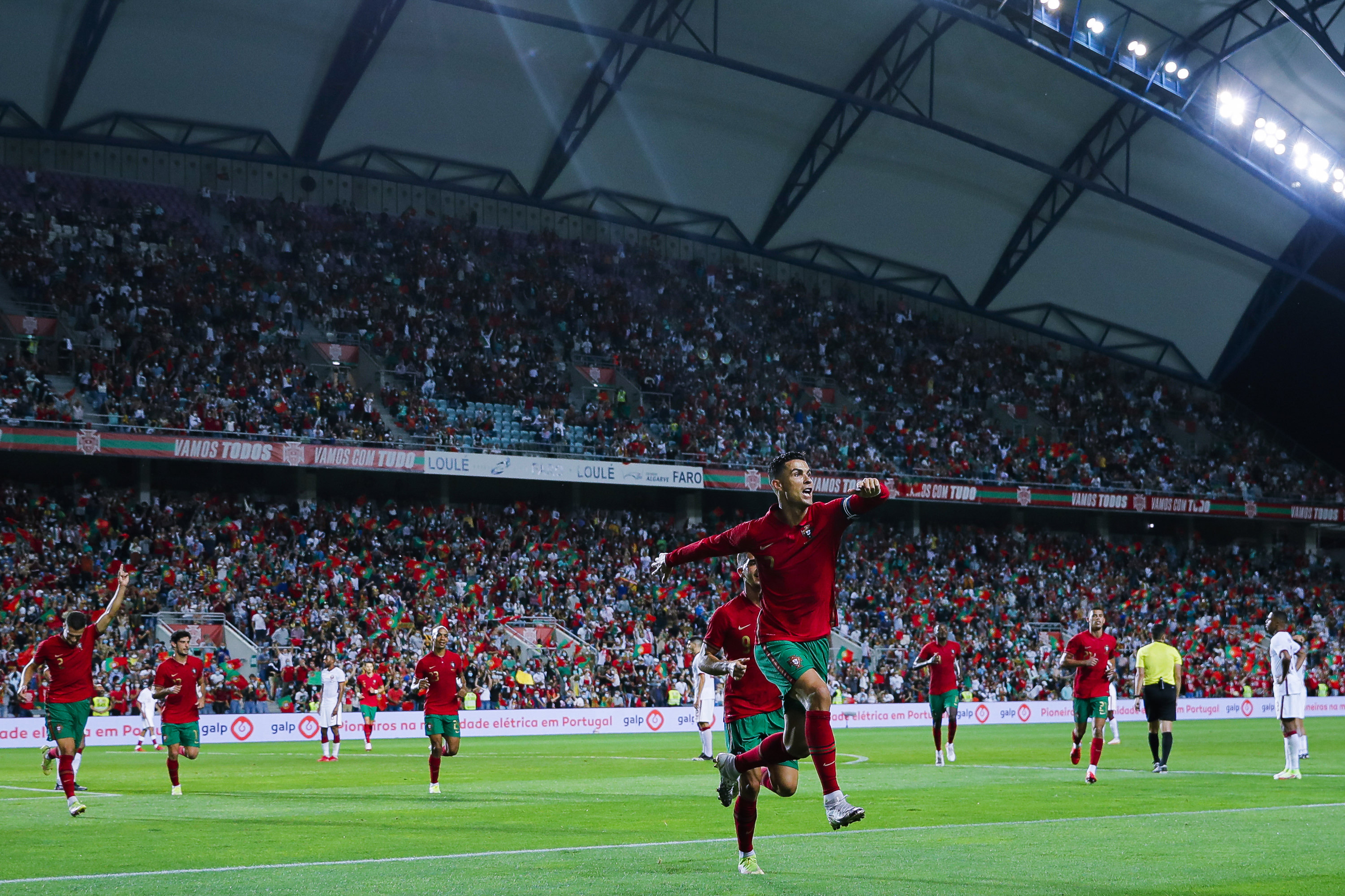 شاهد .. رونالدو يقود منتخب البرتغال لتخطى قطر بثلاثية فى ليلة تاريخية(فيديو)