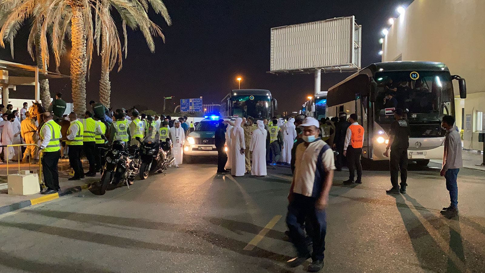 شاهد .. اشتباكات بين لاعبي منتخب العراق والجماهير (فيديو)