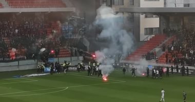 شاهد .. إلغاء مباراة في سلوفاكيا بعد 15 دقيقة بسبب شغب الجماهير(صور)