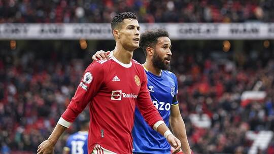 شاهد .. لاعب إيفرتون يستفز رونالدو بعد تسجيله هدفا في مرمى فريقه (فيديو)