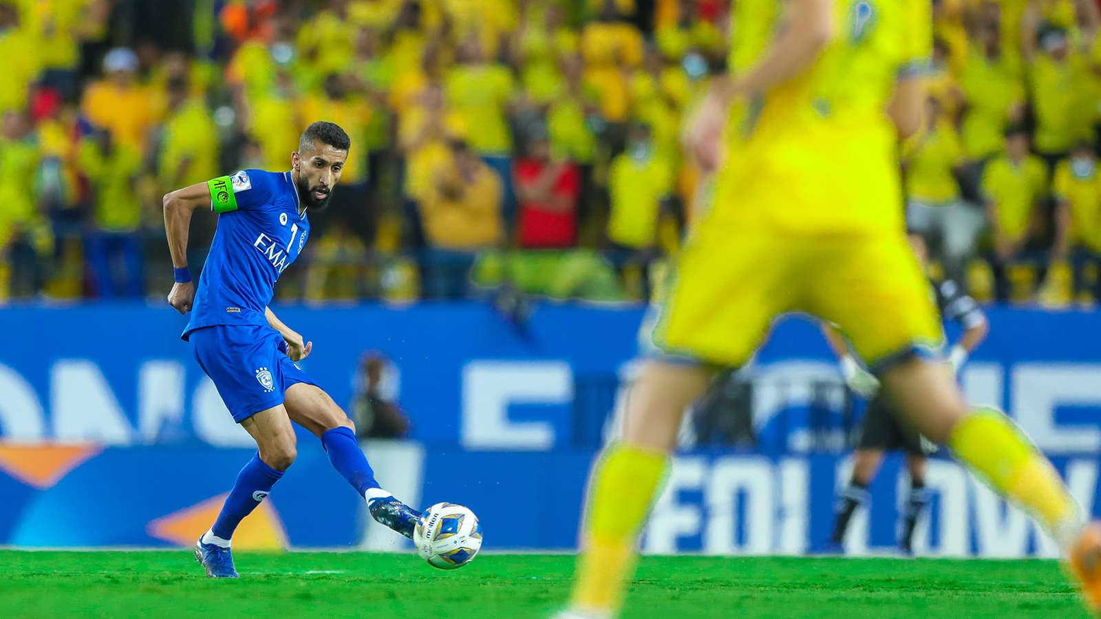 شاهد .. اشتباك بين حسين عبدالغني وسلمان الفرج بعد مباراة الهلال والنصر (فيديو)