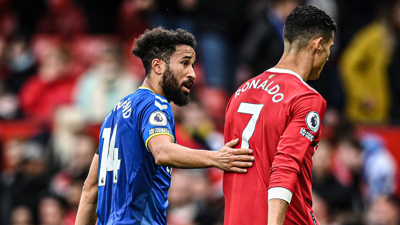 شاهد .. رونالدو يغادر الملعب غاضبا بعد تعادل مانشستر يونايتد مع إيفرتون (فيديو)