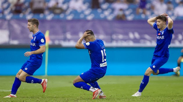 شاهد .. لاعب الزعيم يدخل في نوبة غضب وايقاف آخر ضرب نجم الأهلي(فيديو)