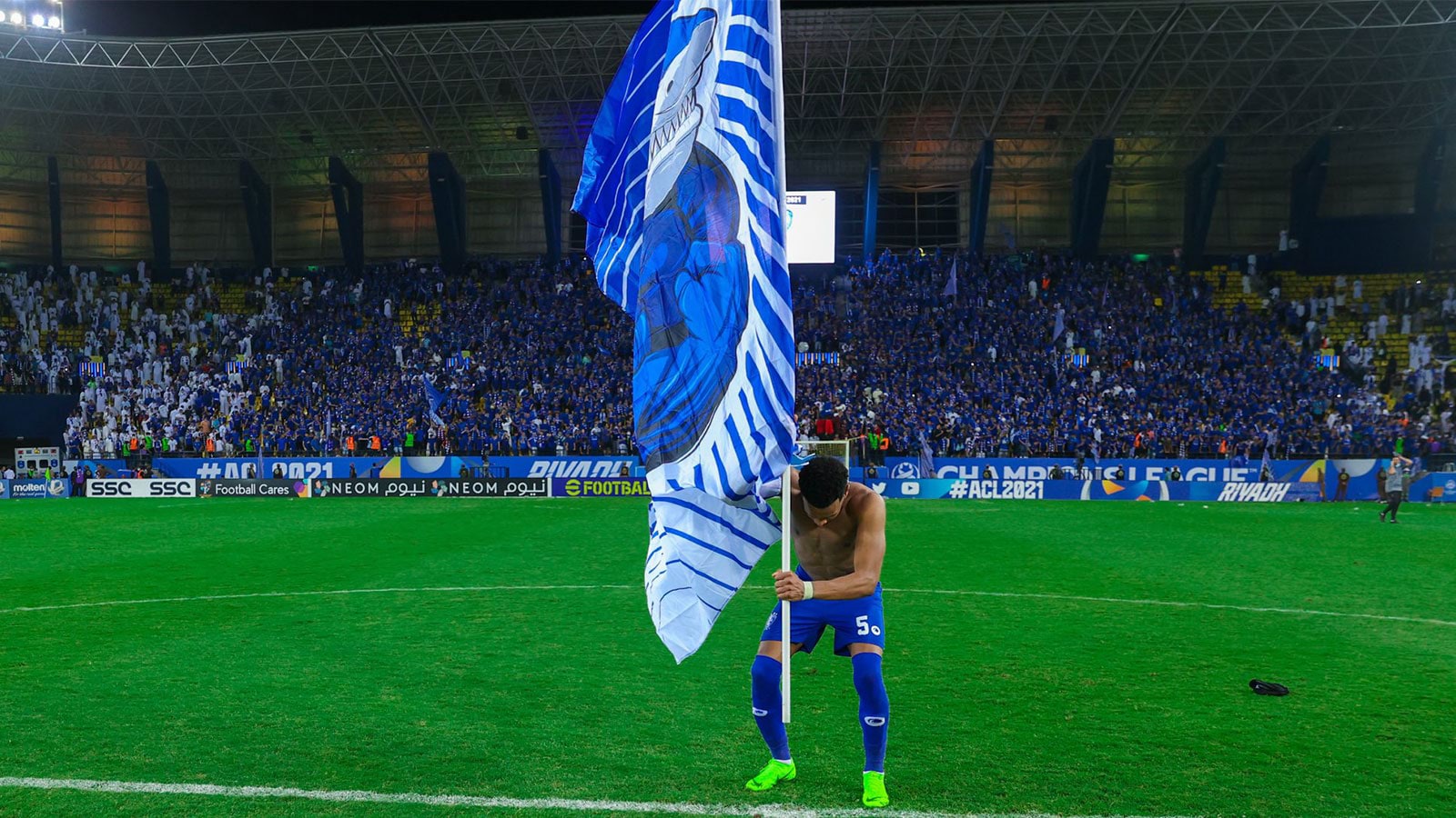 علي البليهي يضع علم الهلال في منتصف ملعب “مرسول بارك” بعد مواجهة النصر (فيديو)
