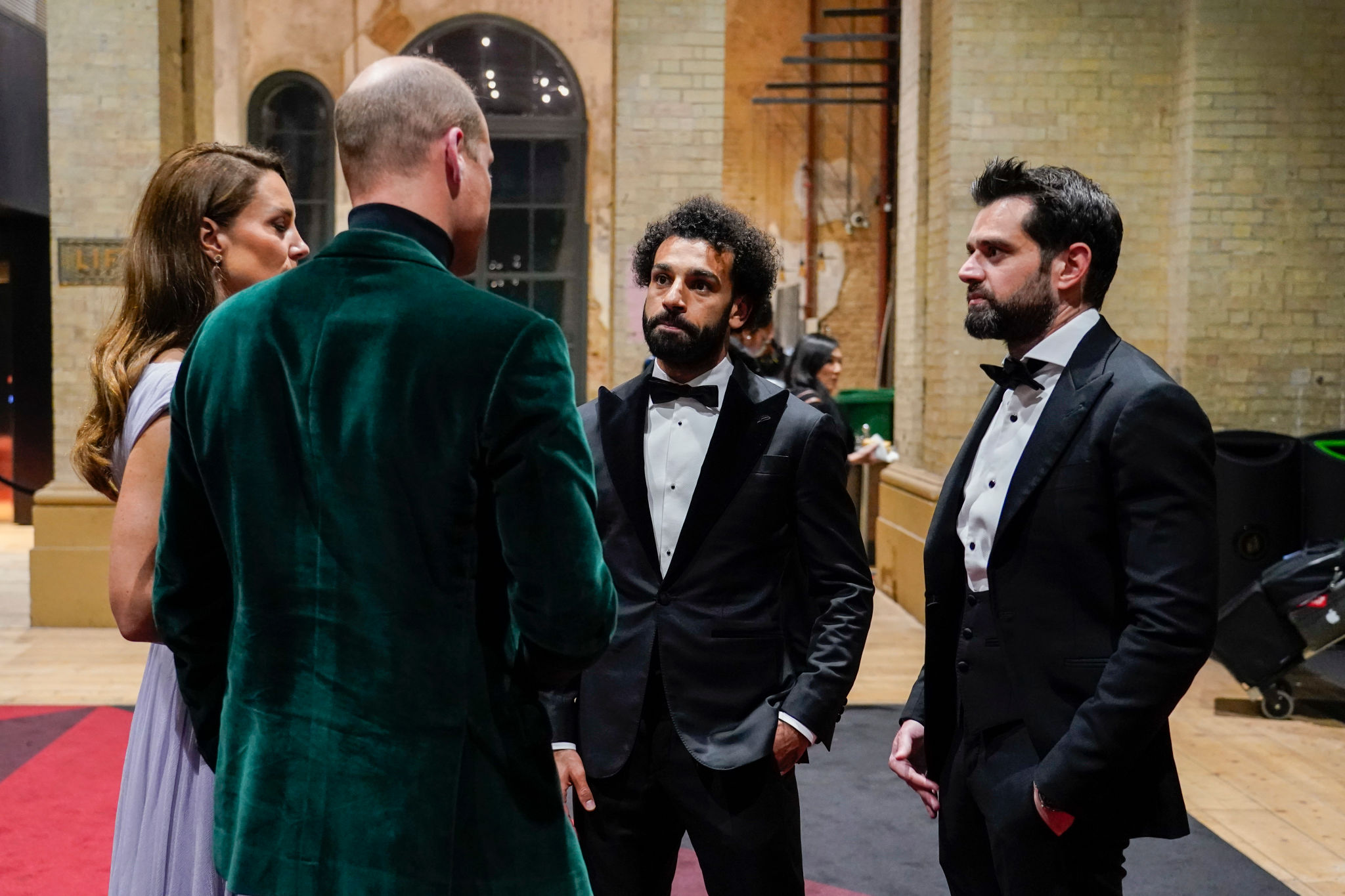 محمد صلاح يلتقى مع الأمير ويليام وزوجته على هامش حفل جائزة إيرث شوت (صور)