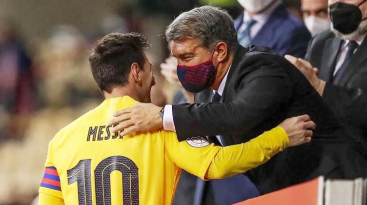 ميسي غاضب من لابورتا بسبب تصريحات اللعب لبرشلونة “مجانا”
