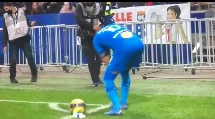 الدوري الفرنسي ..إلغاء مباراة ليون ضد مارسيليا بعد أحداثها المؤسفة..نيس يخطف الوصافة بثنائية متأخرة