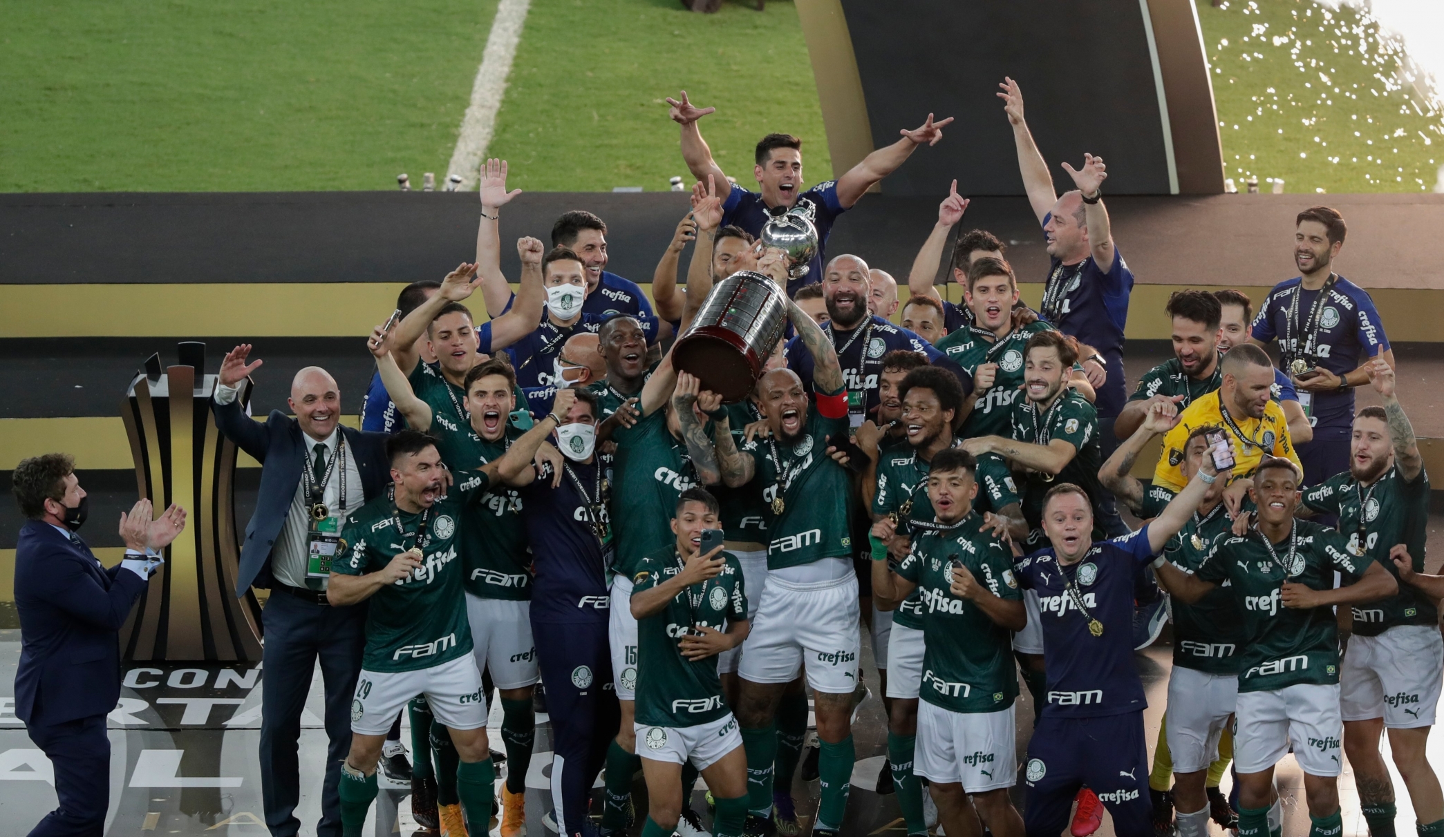 بالميراس يتوّج بلقب الدوري البرازيلي للمرة 12 لقبا وهبوط سانتوس … حرق سيارات اللاعبين – كيف عبر جماهير سانتوس عن غضبهم بعد الهبوط؟