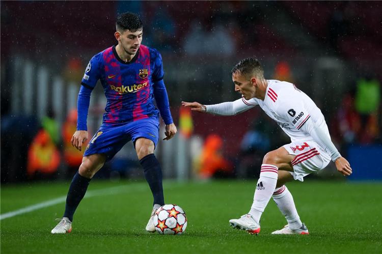 بنفيكا يحرج تشافي ويصعب موقف برشلونة في دوري أبطال أوروبا