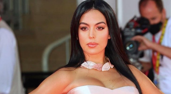 جورجينا تحتفل بإنجازات الدون .. وتستعرض سيارتها الفارهة (صور)