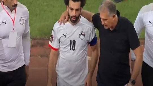 شاهد .. لاعب أنجولا يعتدي على مدرب منتخب مصر وصلاح يتدخل