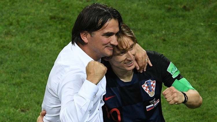 شاهد .. دموع مدرب كرواتيا بعد قيادة منتخب بلاده إلى نهائيات كأس العالم بـ “النيران الصديقة”(فيديو)