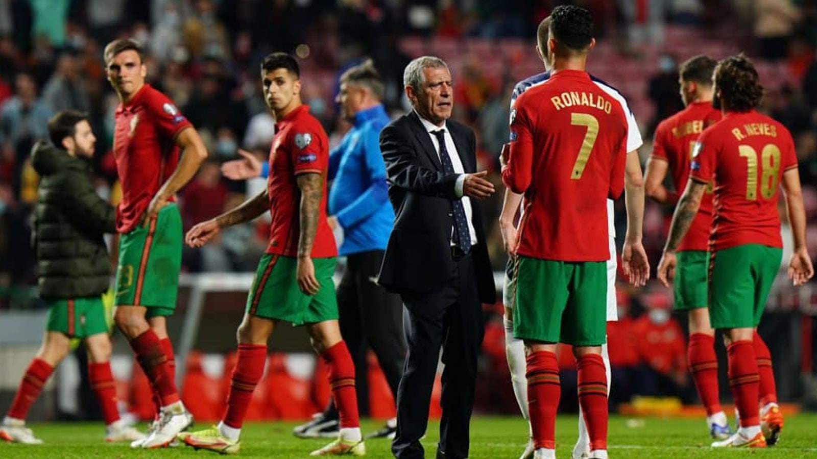 شاهد .. إشارات وعتاب رونالدو الغاضب تجاه مدرب البرتغال بعد الهزيمة المذلة (فيديو)