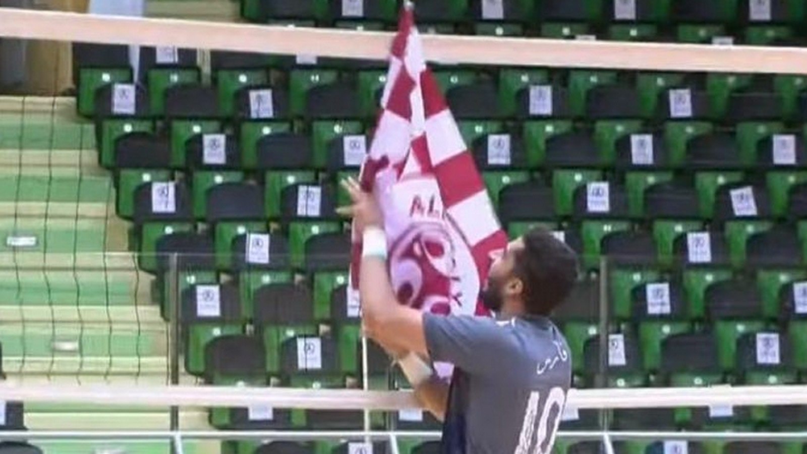 شاهد .. لاعب الفيصلي يغرز العلم في الشباك بعد الفوز على الهلال