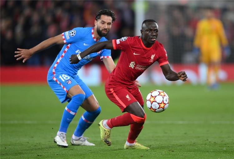 شاهد .. لحظة طرد مباشر للاعب اتلتيكو مدريد للخشونة ضد ماني(فيديو)