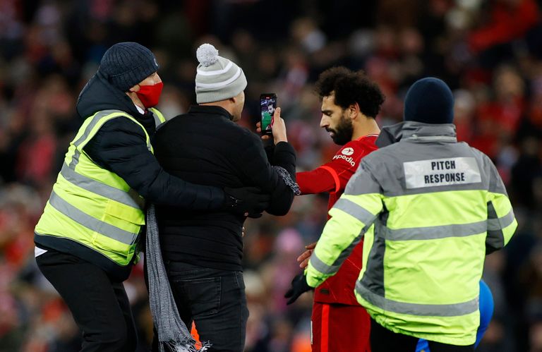 صلاح يتعرض لتكرار واقعة المنتخب ..اقتحام وطلب صورة علي ملعب أنفيلد! (فيديو )