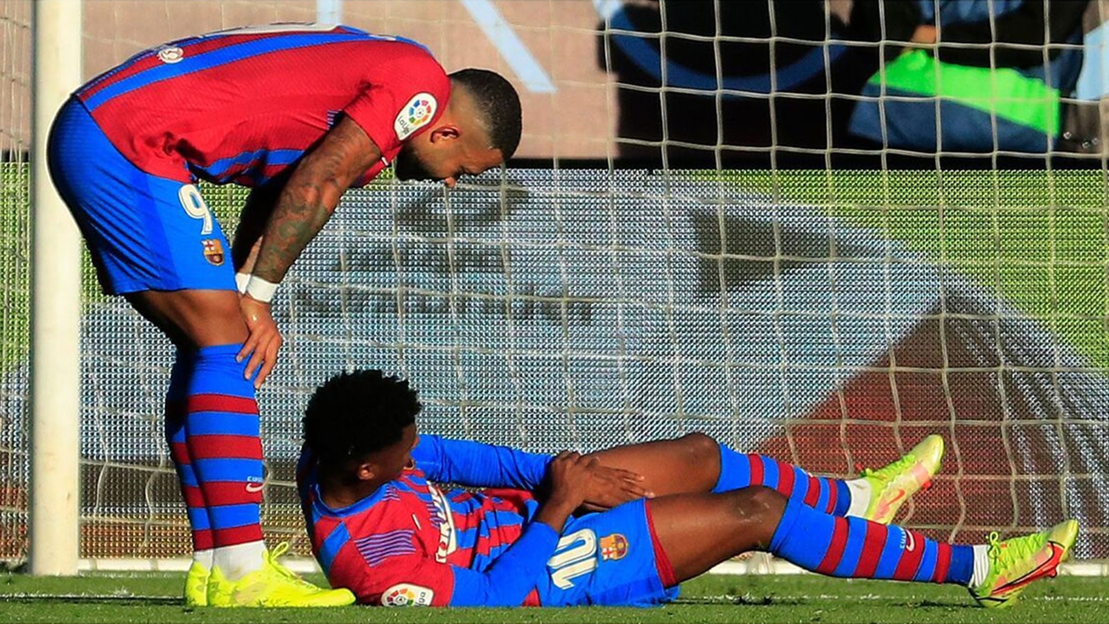 فاتي يسير على عكازين ..برشلونة يكشف نوع الإصابة و المباريات التي سيغيب عنها