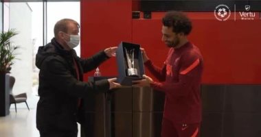 مشجع ليفربول يتغني بـ صلاح أثناء تسليمة جائزة الأفضل .. شاهد التفاصيل!