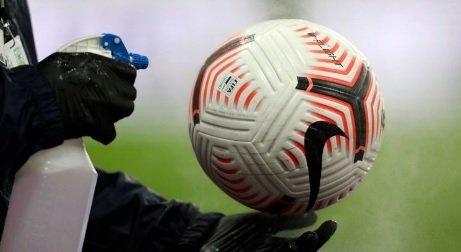 أوميكرون يتلاعب بالكرة الأوروبية طال الأندية واللاعبين والجماهير