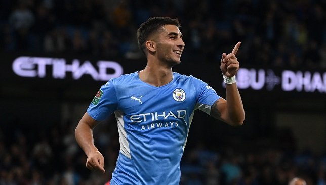 الكشف عن موعد وصول لاعب مانشستر سيتي إلى برشلونة وتقديمه للجماهير