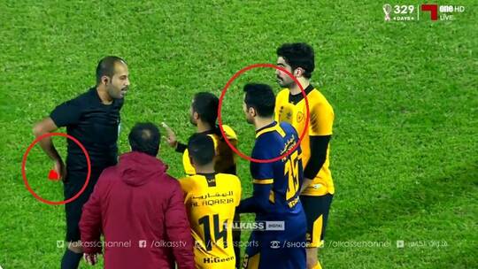 شاهد .. لاعب يعرقل الحكم متعمدا .. ويلقي هذا الجزاء! (فيديو)