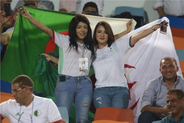 شاهد .. امرأة تعد لاعب جزائري بهدية خاصة ..لكن في هذه الحاله !(فيديو)