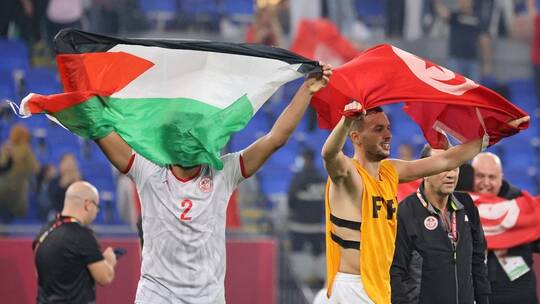 شاهد .. لاعبو تونس يرفعون أعلام فلسطين احتفالهم بالتأهل إلى نهائي كأس العرب(فيديو)