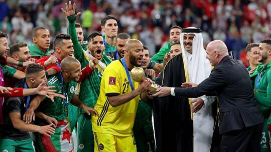 شاهد .. كيف شارك أمير قطر منتخب الجزائر فرحتهم بالتتويج بكأس العرب!