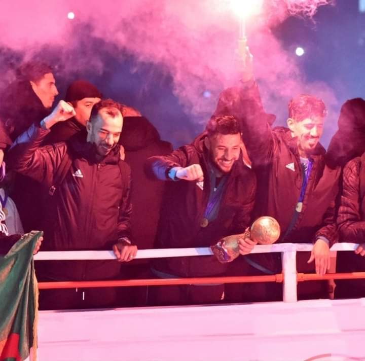 شاهد ..كيف استقبلت الجماهيرالجزائرية منتخب الخضر بعد العودة بكأس العرب!(فيديو)