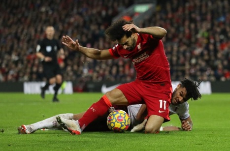 صلاح ينقذ ليفربول من فخ فريق أسطورته جيرارد .. والأخير يتهم مو بالخداع (فيديو)