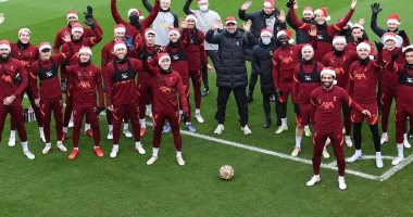صلاح ونجوم ليفربول بطاقية بابا نويل ..و أسرة الملكي تبعث برسالة تهنئة للنادي وجماهيره قبل العام الجديد 2022
