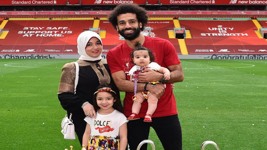 صلاح وزوجته وابنتية في احتفال خاص بالكريسماس.. وليفربول يمدد عقده بمبلغ خراقي (صور)