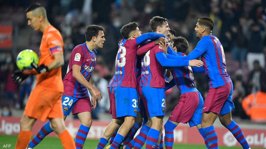 كورونا يجبر برشلونة علي مواجهة بقائمة تضم 9 لاعبين متاحين!