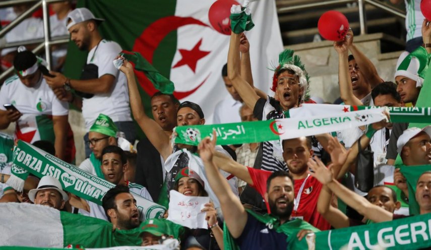 هتافات نارية .. جماهير الخضر تساند أبوتريكة في مباراة لبنان (فيديو)