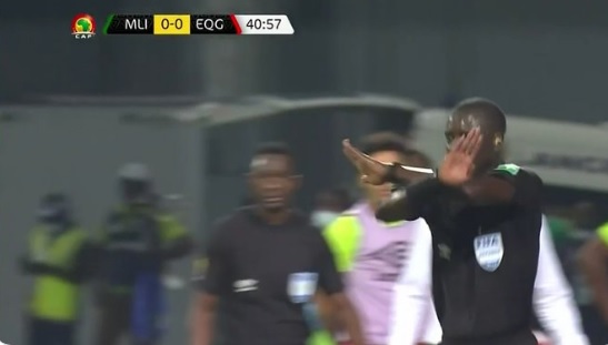 أمم أفريقيا .. فضيحة تحكيمية جديدة خلال مواجهة مالي وغينيا الاستوائية