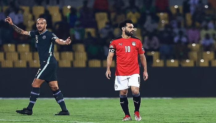 بعد الخسارة أمام نيجيريا.. صلاح في رد فعل عنيف على مشجع نيجيري! (فيديو)