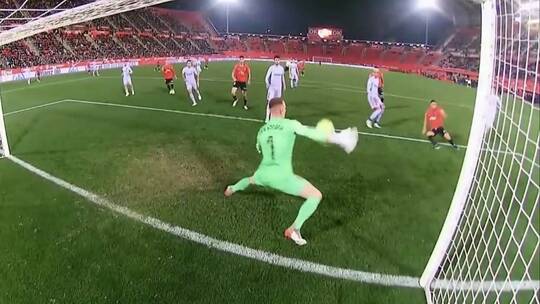 حارس برشلونة ينقذ فريقه من هدف محقق في الوقت القاتل بتصد مذهل (فيديو)