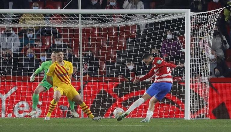 شاهد .. برشلونة يتلقي صاعقة قاتلة في الظهور الأول لـ ألفيس (فيديو)