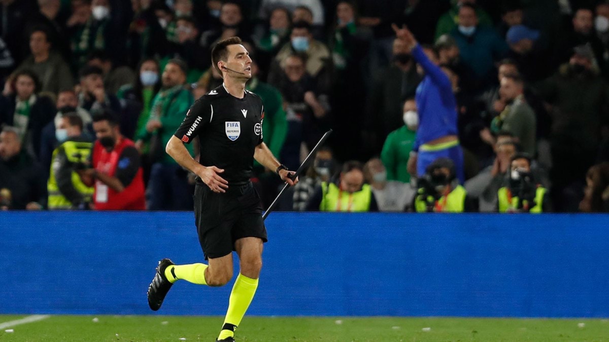 شاهد .. إصابة لاعب بعصا معدنية توقف مباراة في كأس ملك إسبانيا (فيديو)