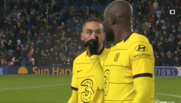شاهد .. زياش في مشادة مع لوكاكو واحتفال صامت يثير الجدل .. ورد فعل المدرب!(فيديو)